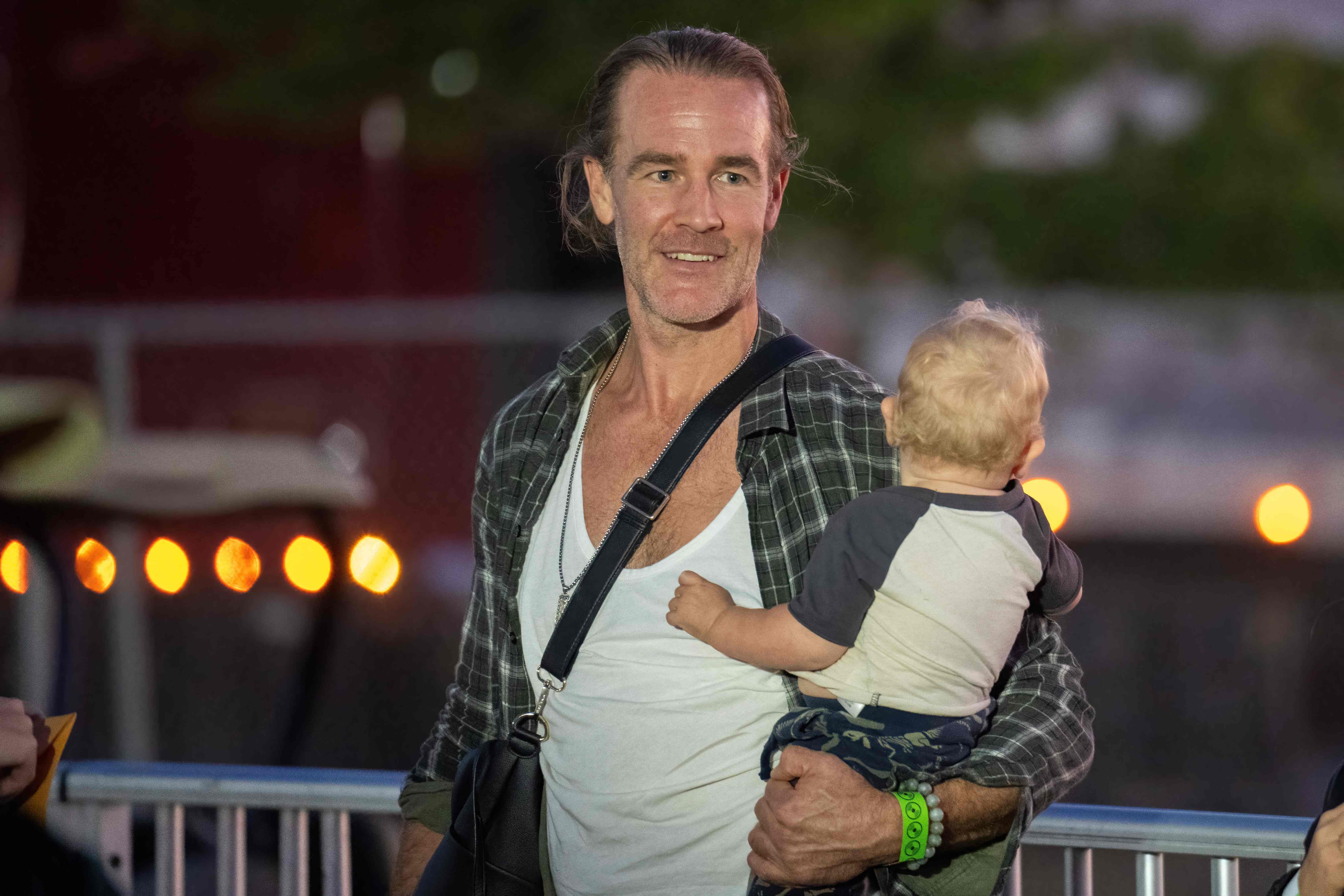 US actor James Van Der Beek arrives for US rock band Green Day's concert at the Formula One United States Grand Prix weekend, at the Circuit of the Americas in Austin, Texas, on October 21, 2022. (Photo by SUZANNE CORDEIRO / AFP)