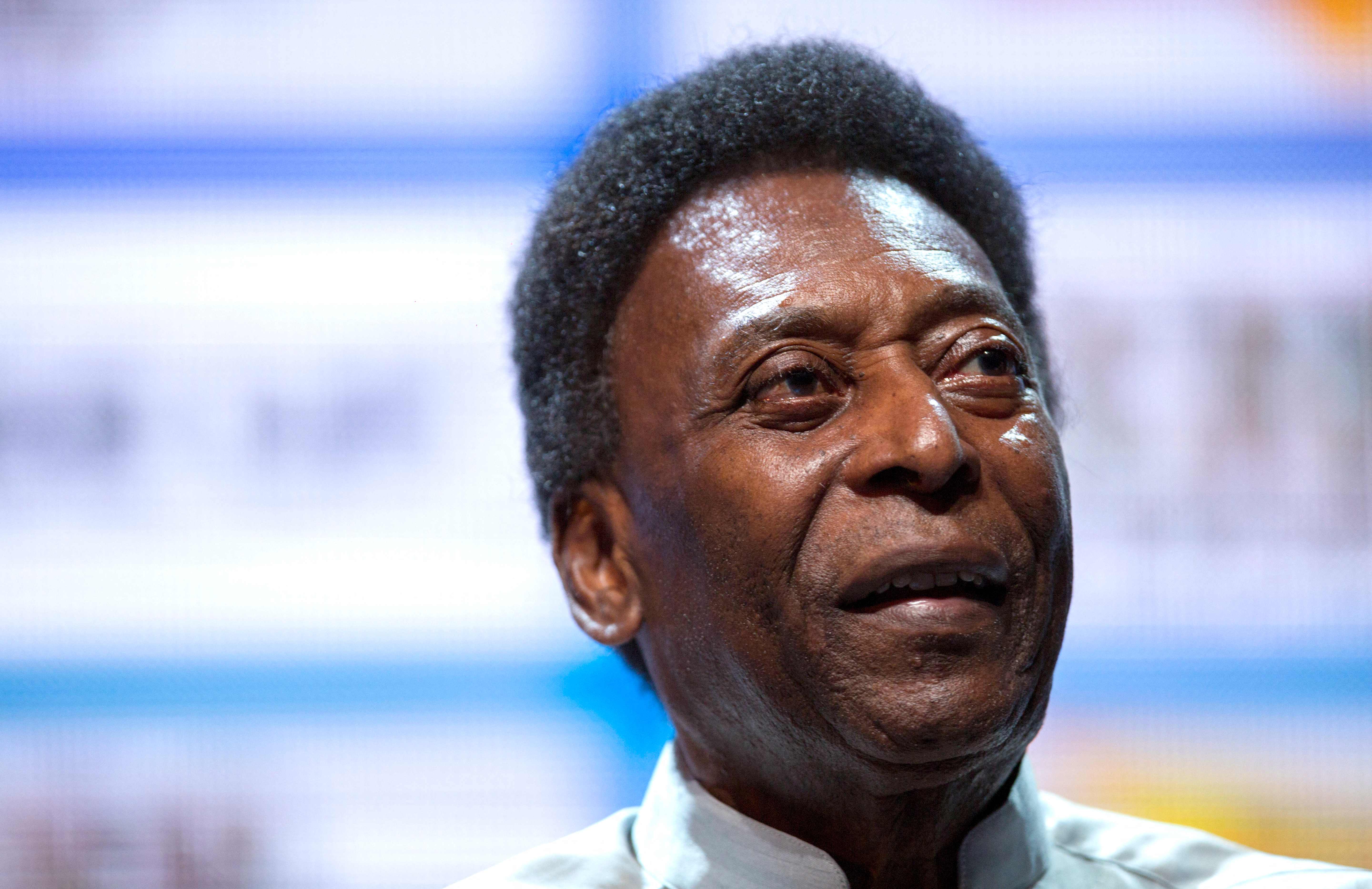 Pelé continúa sufriendo problemas de salud pero últimamente ha mostrado mejorías, según fuentes cercanas al exjugador. (Foto Prensa Libre: AFP)