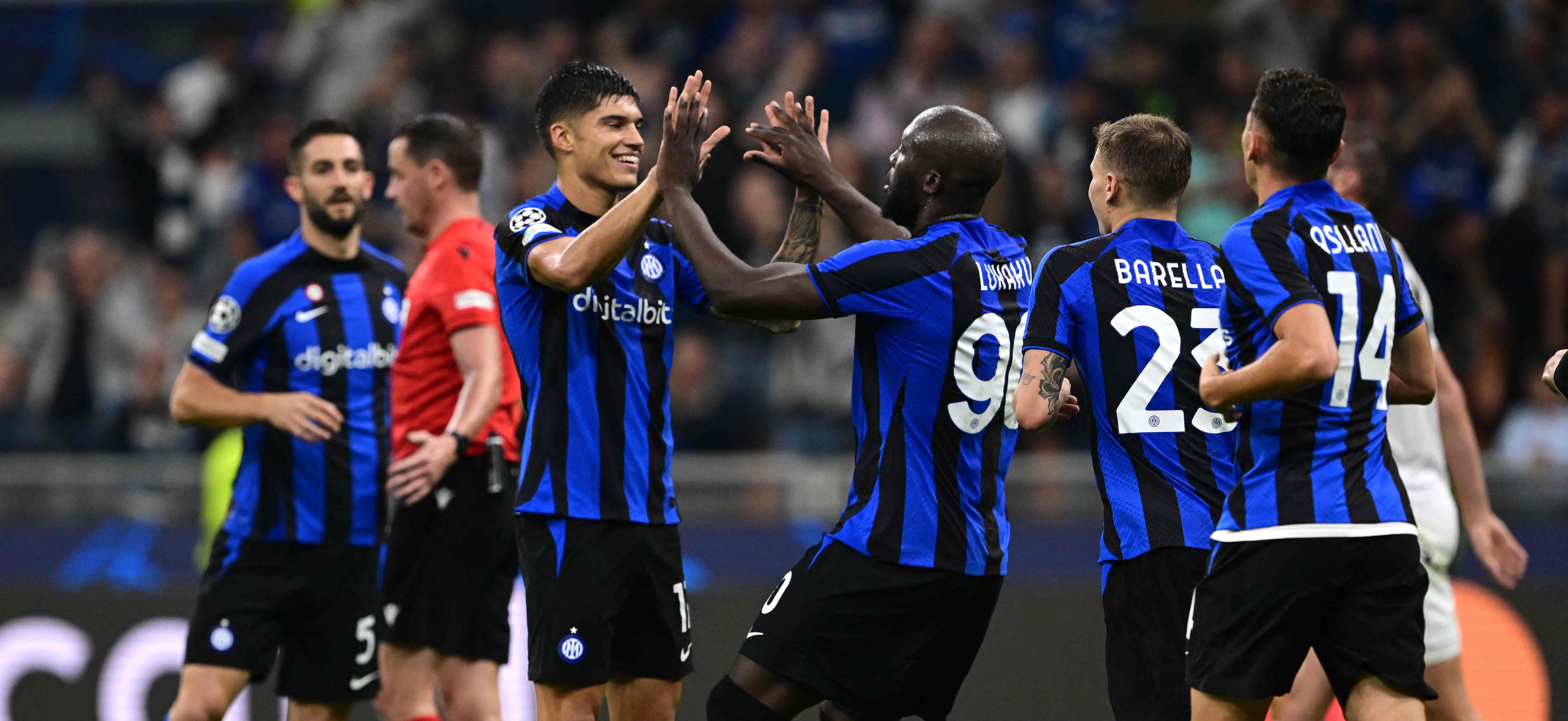 El Inter logró conseguir el ansiado boleto a los octavos de final de la Champions League y de paso eliminó al Barcelona. (Foto Prensa Libre: AFP)