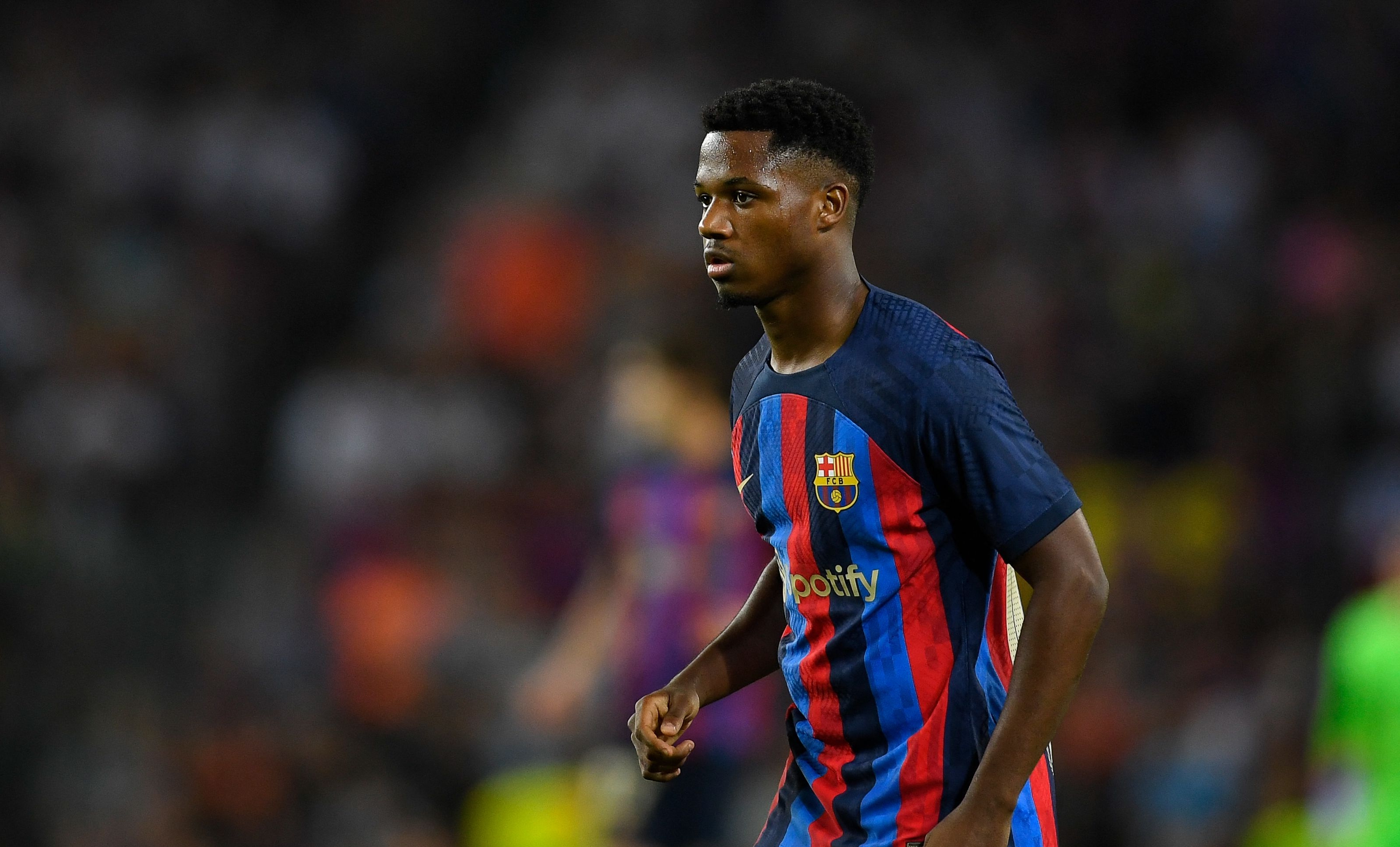 El jugador del FC Barcelona, Ansu Fati estuvo involucrado en un incidente de transito este domingo. Foto Prensa Libre (AFP)