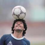 Fotografía de archivo tomada el 22 de mayo de 1986, Diego Maradona balancea un balón sobre su cabeza.