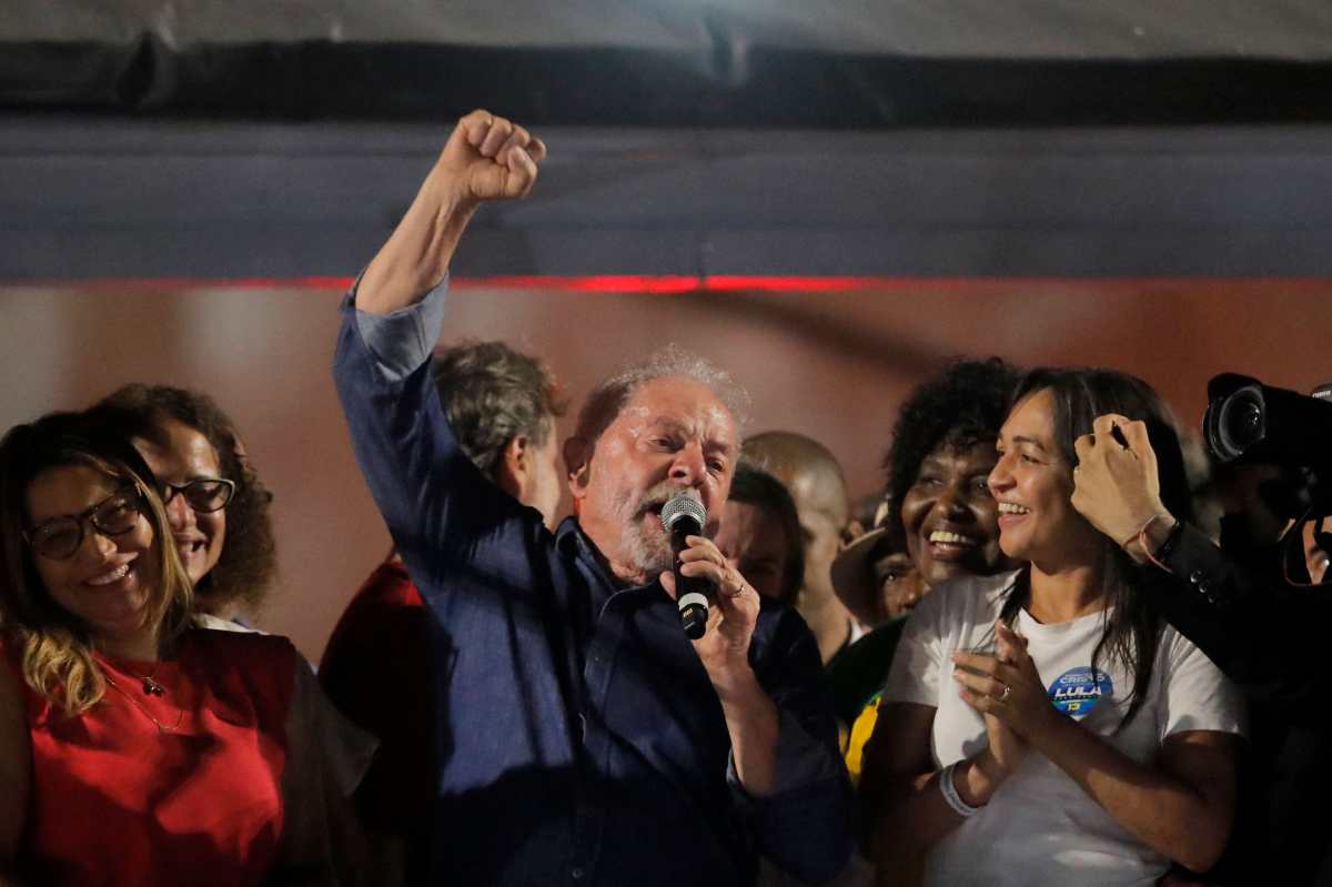 Luiz Inácio Lula da Silva es el primer presidente en llegar al poder por tercera vez. En la fotografía ofrece un discurso a sus simpatizantes luego de conocerse los resultados. (Foto Prensa Libre: AFP)