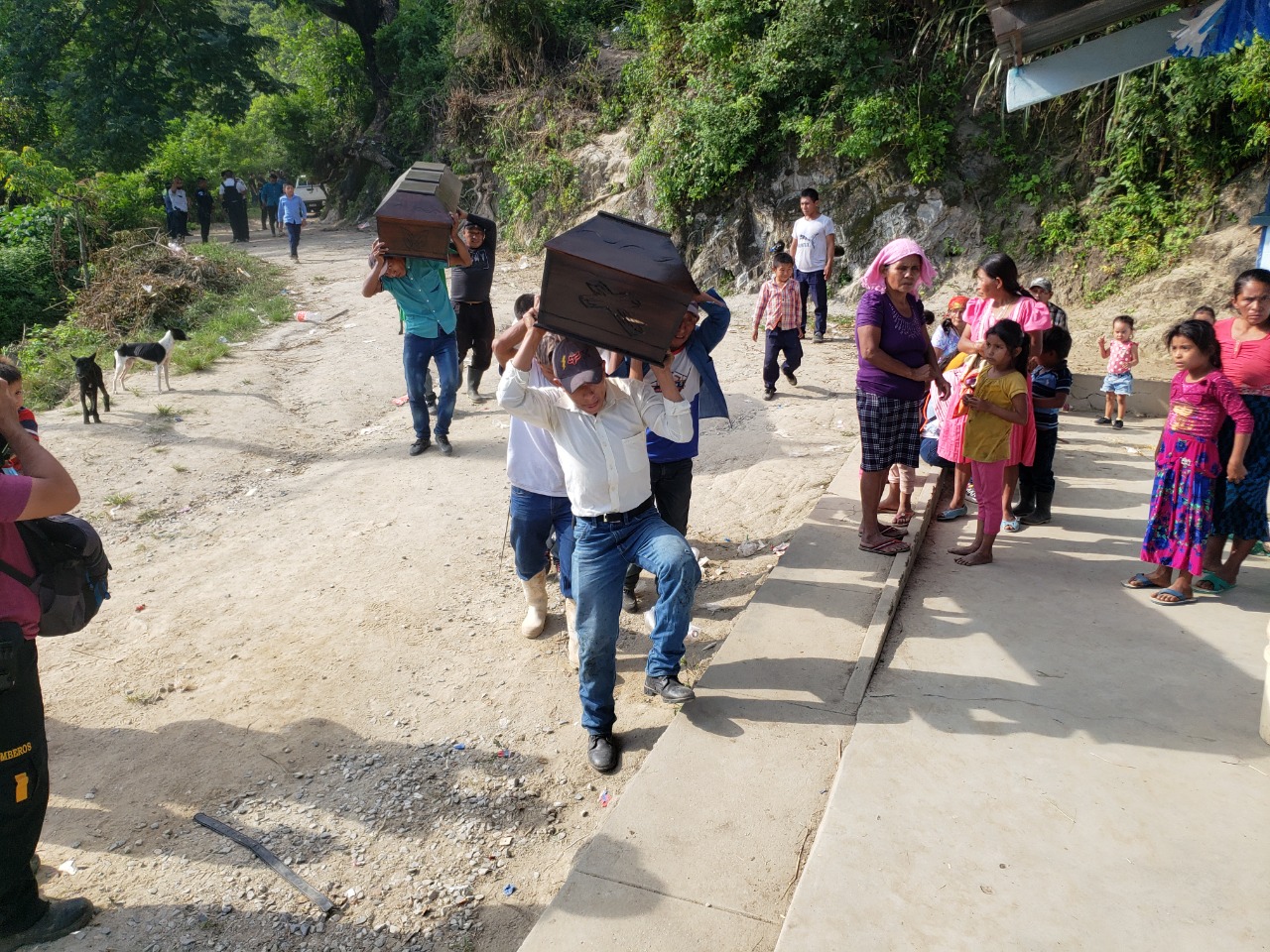 Vecinos y parientes de las víctimas del accidente de Jocotán trasladan algunos féretros hacia la escuela a donde fueron llevados los cadáveres. (Foto Prensa Libre: Marlon Villeda)