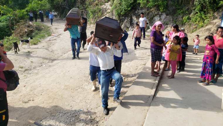 Vecinos y parientes de las víctimas del accidente de Jocotán trasladan algunos féretros hacia la escuela a donde fueron llevados los cadáveres. (Foto Prensa Libre: Marlon Villeda)
