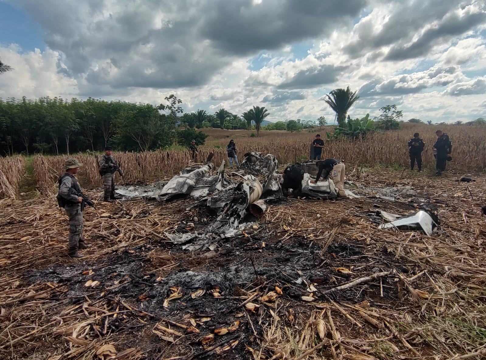 El Ejército reporta la localización de una aeronave ilegal en Chisec, Alta Verapaz. (Foto Prensa Libre: Ejército de Guatemala)