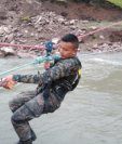Momento en que soldados son rescatados en río de Chiantla, Huehuetenango. (Foto Prensa Libre: Bomberos Voluntarios) 