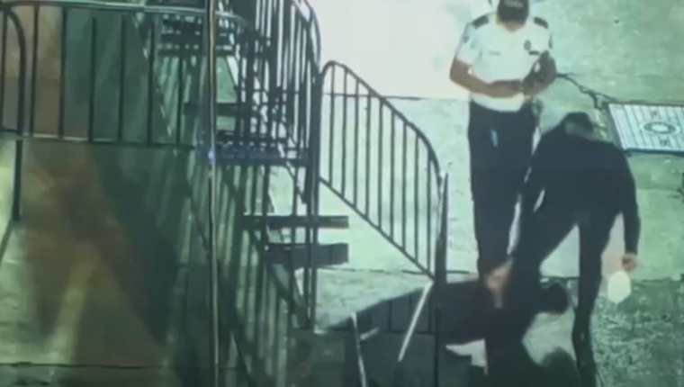 Un video muestra como agentes de la PNC agreden al periodista Sonny Figueroa. (Foto Prensa Libre: Captura de Pantalla)