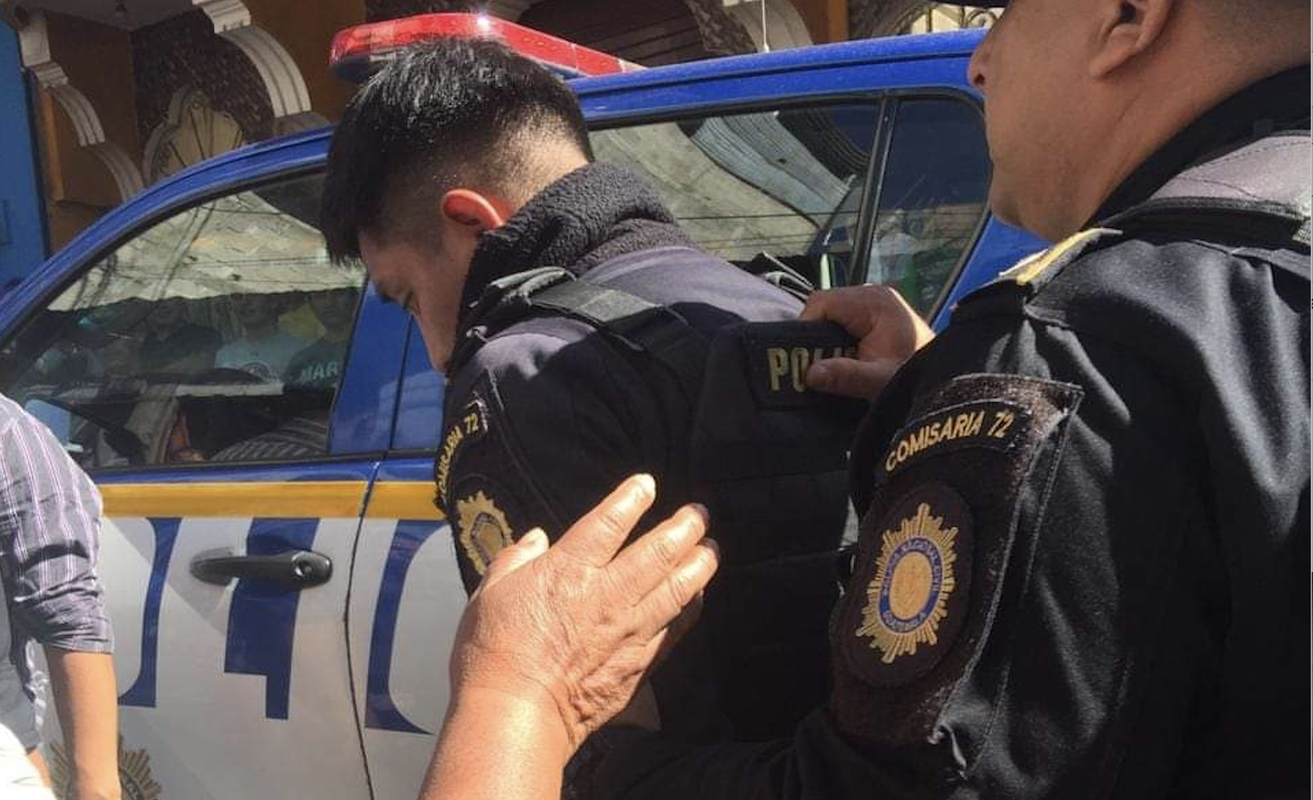 Pobladores captan en vídeo a agente de la PNC en estado de ebriedad