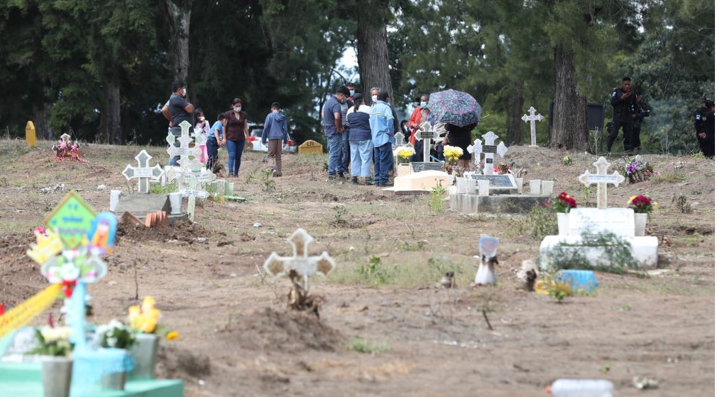 Varias familias tienen incertidumbre sobre la verdadera ubicación de los restos de sus parientes en el cementerio La Verbena, a raíz de la pandemia. (Foto Prensa Libre: Élmer Vargas)