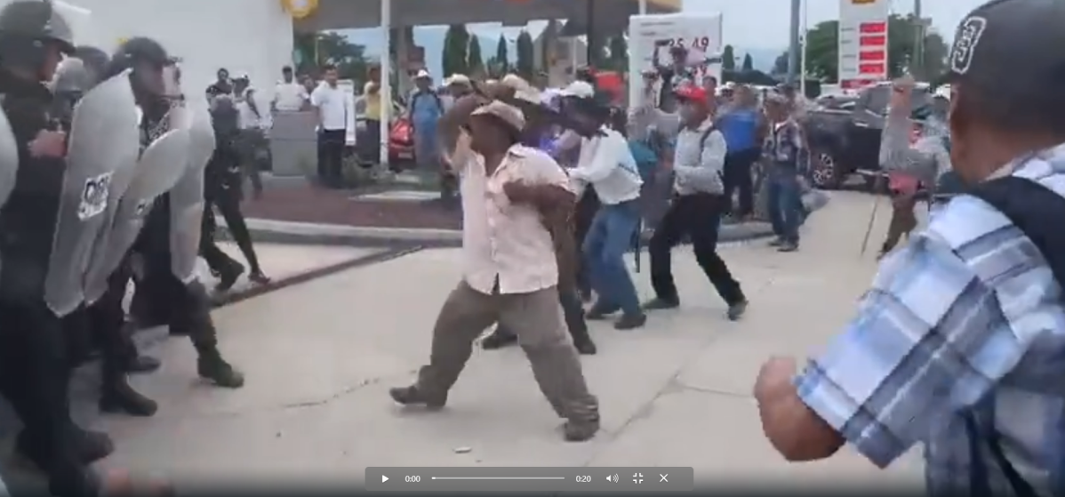VIDEO: Militares veteranos se enfrentan a la PNC con machetes durante bloqueo en Chiquimula