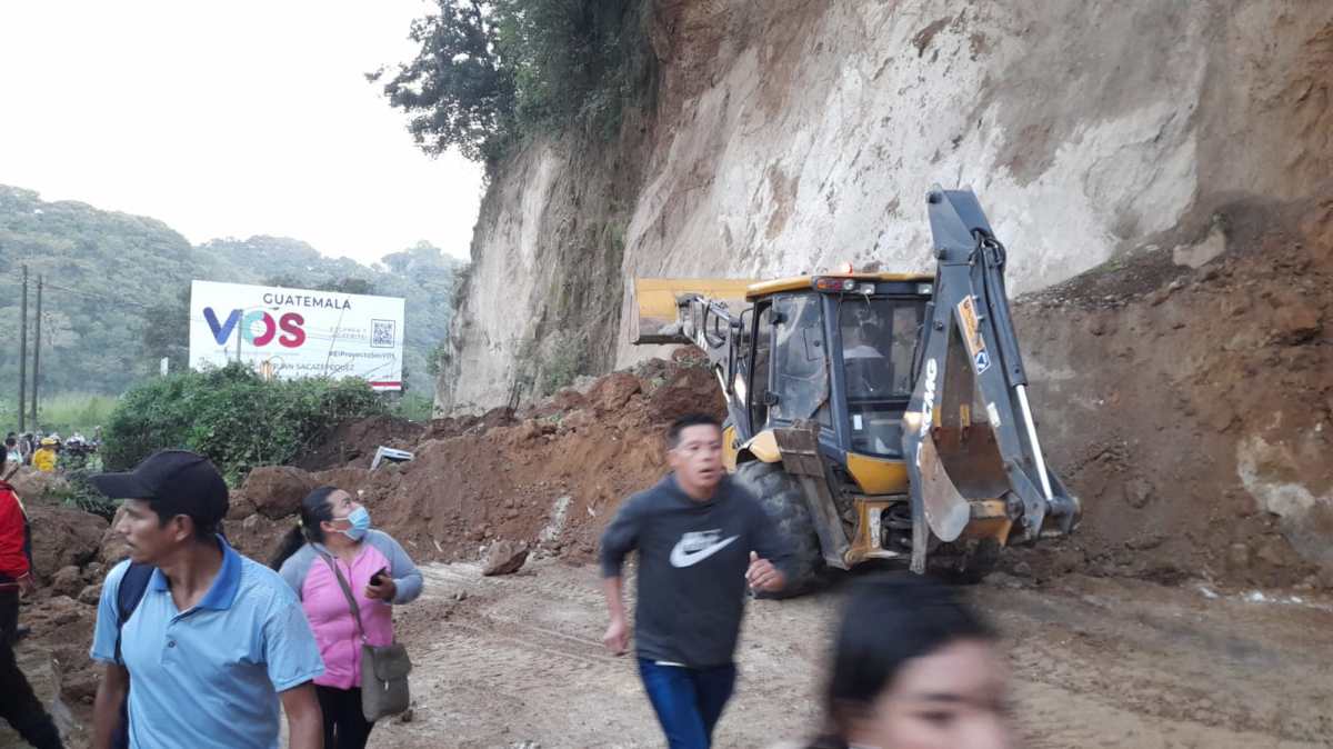 Derrumbe en Ciudad Quetzal complica el paso de vehículos