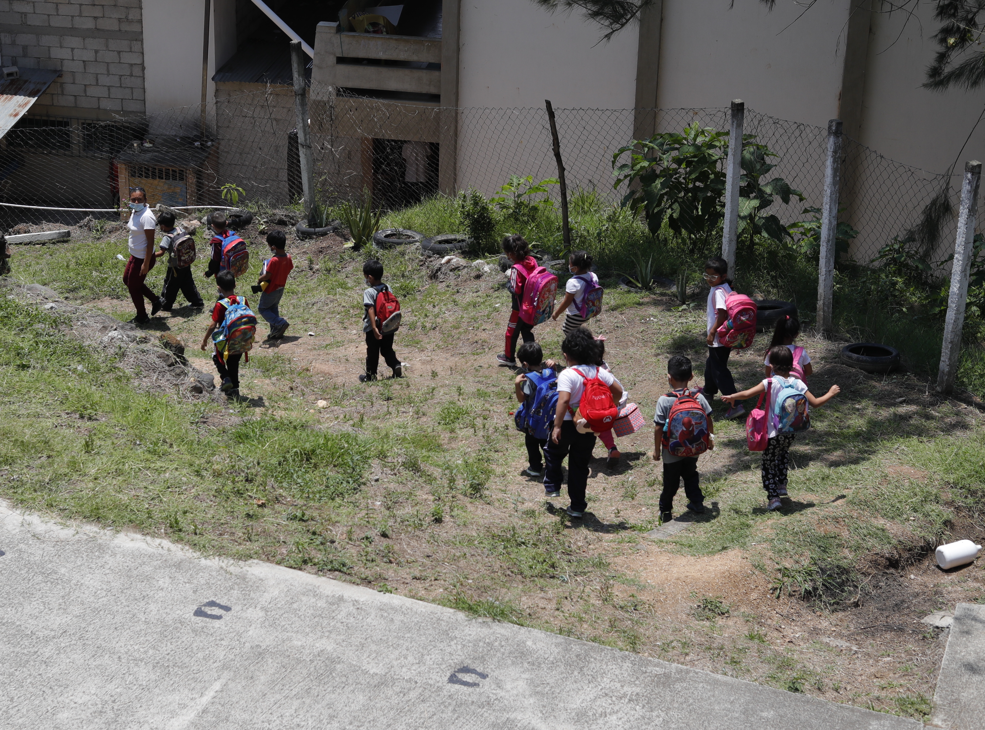 Mineduc anuncia reanudación de clases presenciales tras paso del ciclón tropical Julia en Guatemala