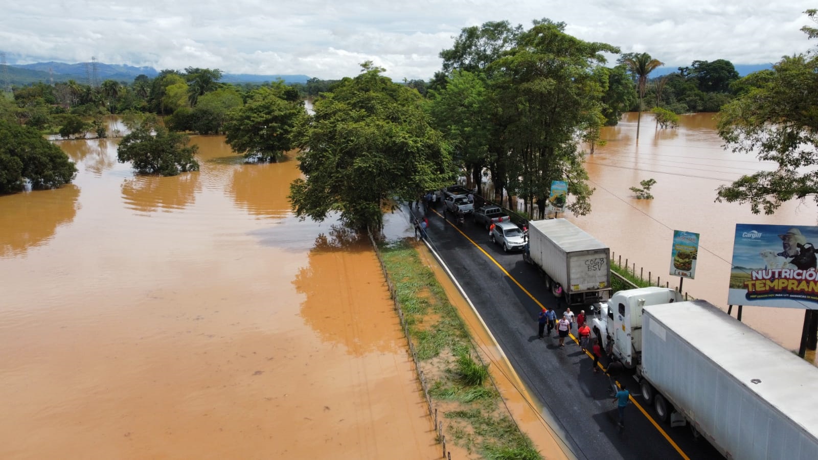 En su paso por territorio guatemalteco, la depresión tropical Julia ha dejado camiones de carga varados, el cierre de portuarias, la suspensión de visitas turísticas y cultivos perdidos. (Foto Prensa Libre).