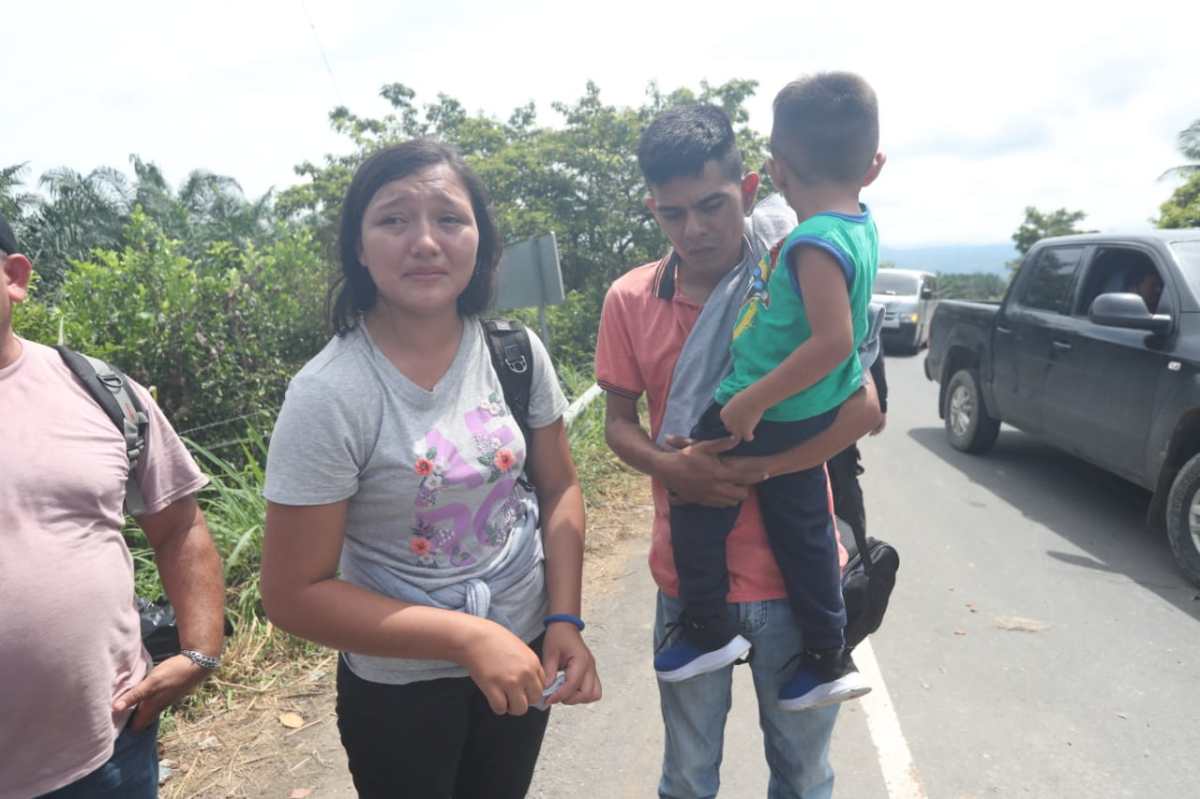“Allá está mi familia”: migrantes desesperados por no poder avanzar a EE. UU. siguen siendo expulsados de Guatemala