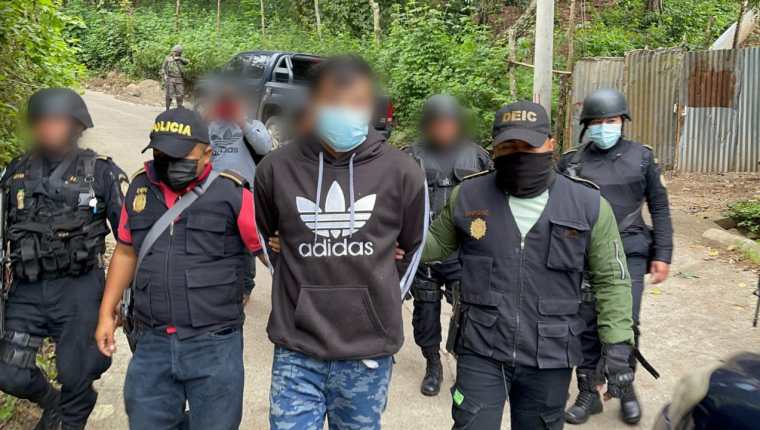 Agentes de la PNC capturaron a cinco personas duranta varios allanamientos en Canalitos, zona 24. (Foto Prensa Libre: PNC)