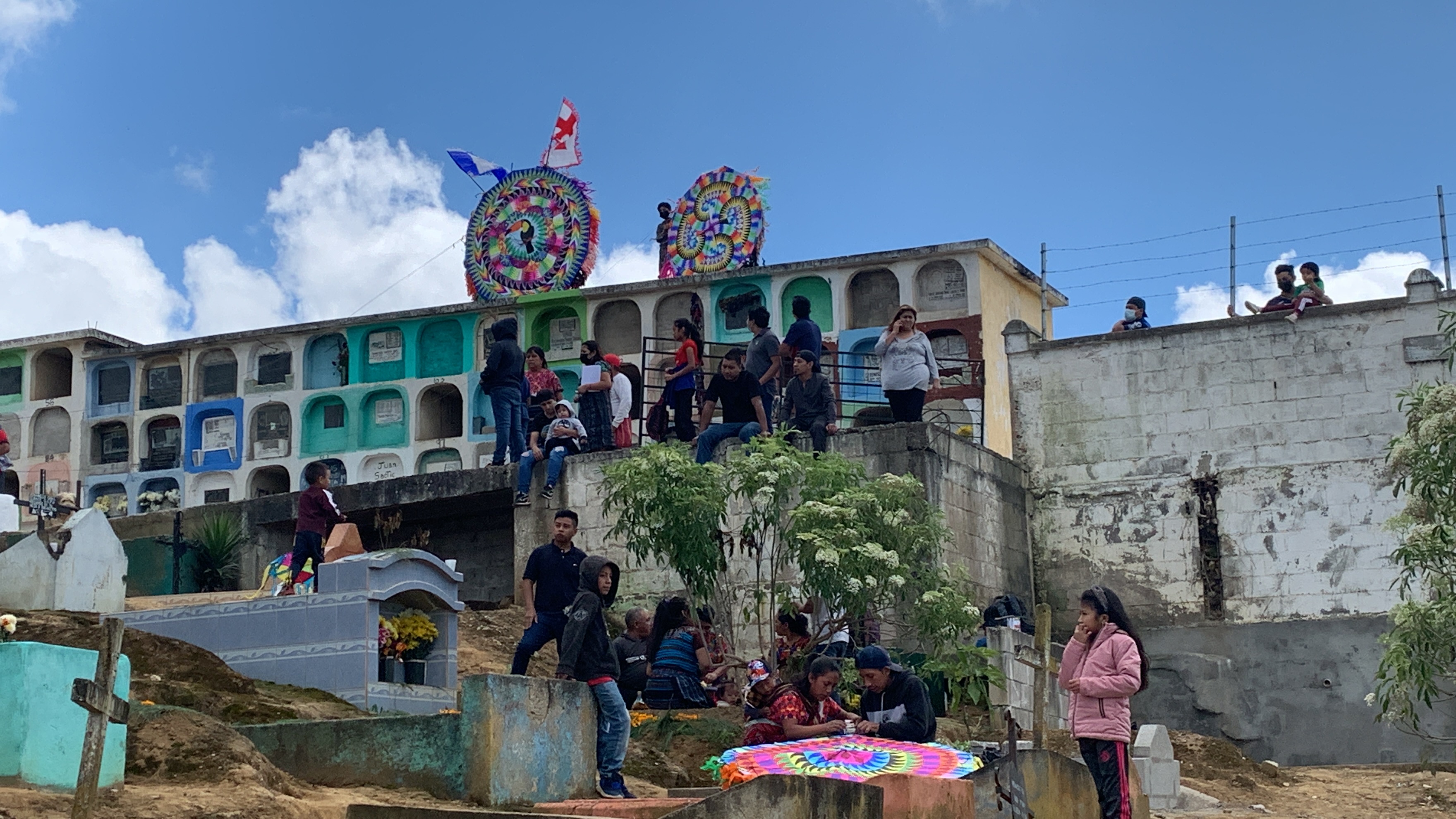 En el Cementerio General de Santiago Sacatepéquez se celebra el Festival de Barriletes Infantil. (Foto: Emy Sánchez Prensa Libre)