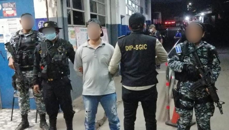 Nelson Eduardo Salazar Madrid, alias “Homeboy”, fue capturado en Moyuta, Jutiapa, y expulsado a El Salvador, de donde es originario y porque es reclamado por la Justicia de ese país que lo señala de varios delitos. (Foto Prensa Libre: PNC) 
