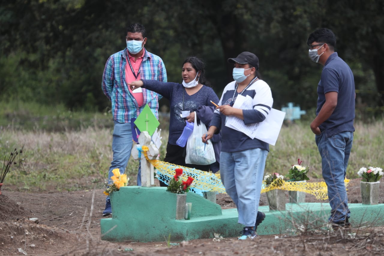 Al menos cuatro casos se reportaron donde hubo confusión sobre el registro de la sepultura y la identidad del fallecido. (Foto Prensa Libre: Erick Ávila) 