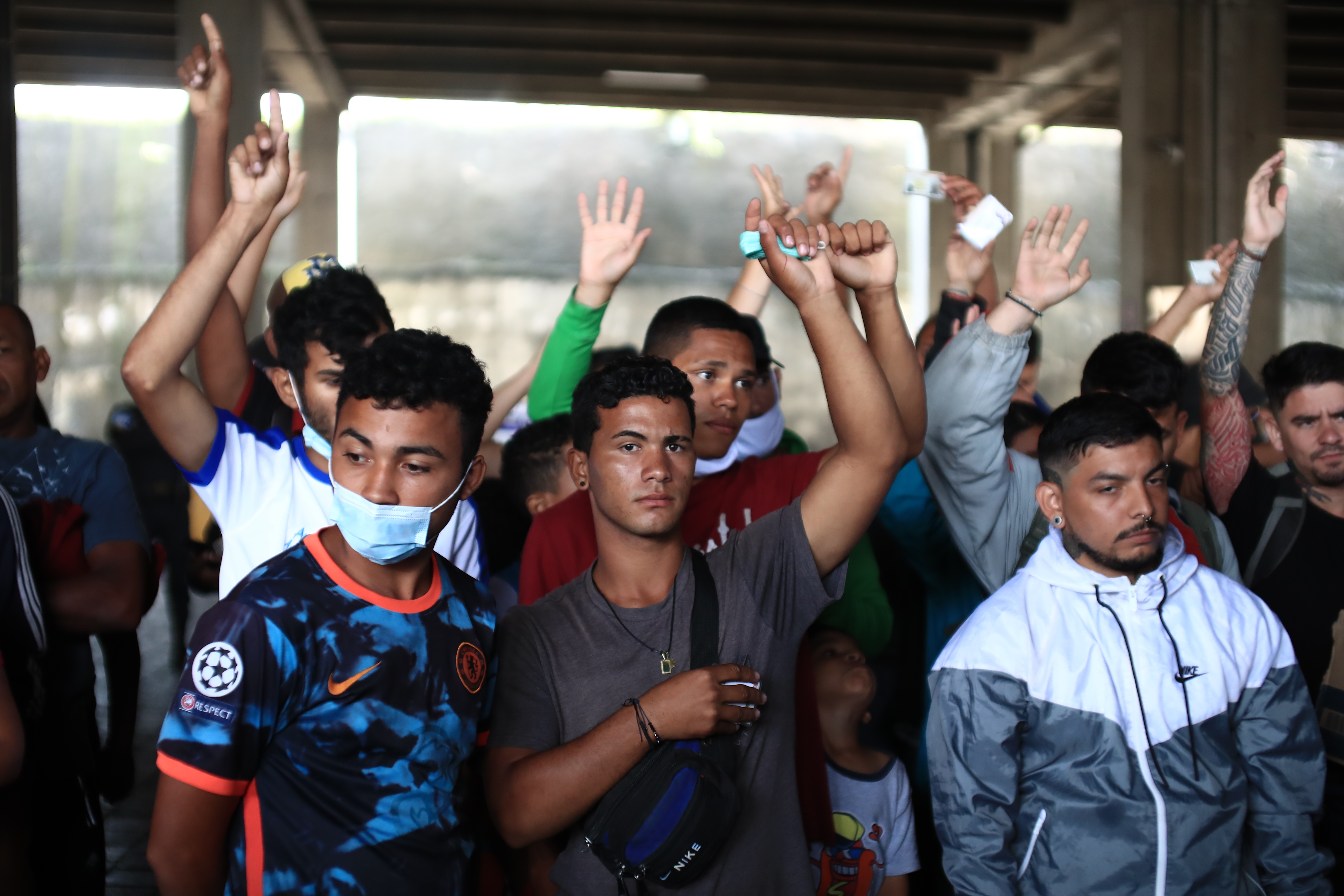 Un grupo de migrantes venezolanos en la Central de Transferencias del sur de la ciudad de Guatemala (Foto Prensa Libre: Carlos Hernández)