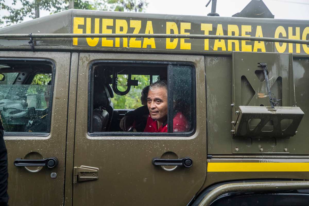 Migrantes venezolanos son detenidos por militares y policías guatemaltecos en El Cinchado. (Foto Prensa Libre: EFE)