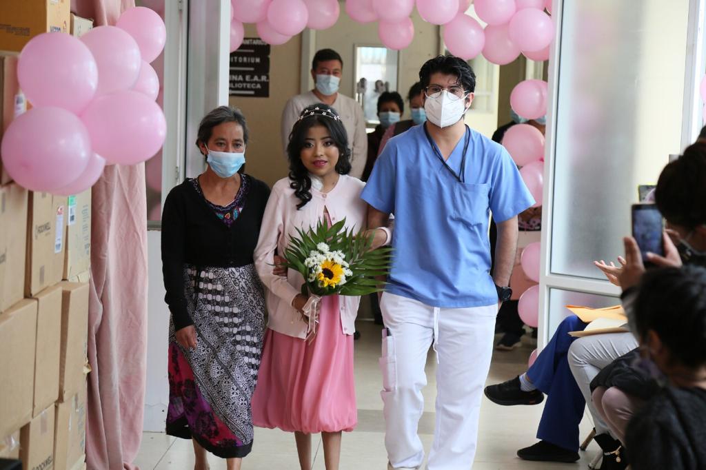 Personal médico cumple sueño de quinceañera en hospital de Quetzaltenango
