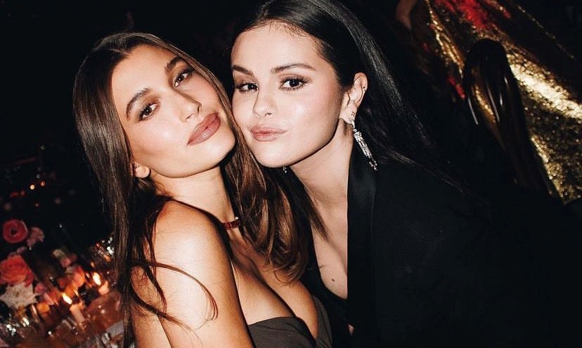 Hailey Bieber y Selena Gomez durante un evento The Academy Museum Gala en Los Ángeles. (Foto Prensa Libre: @biebslegendx / Twitter)