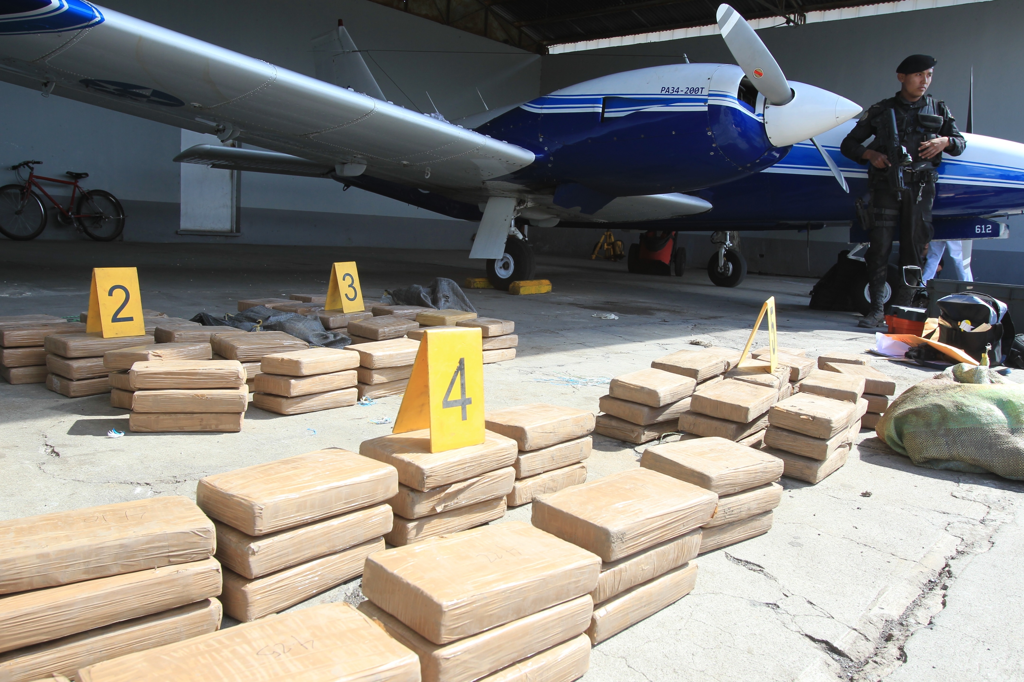 Guatemala incauta grandes cantidades de droga al año, una mínima parte de lo que llega a EE. UU. Una incautación en la playa Churirín, en Suchitepéquez. (Foto Prensa Libre: Hemeroteca PL)