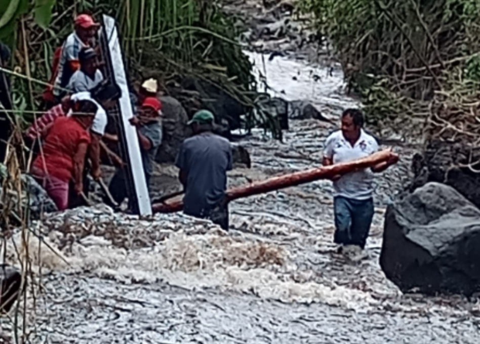 “Es crítico porque no tenemos cómo evacuar”: aldeas alrededor del Volcán de Fuego están aisladas por crecida de ríos