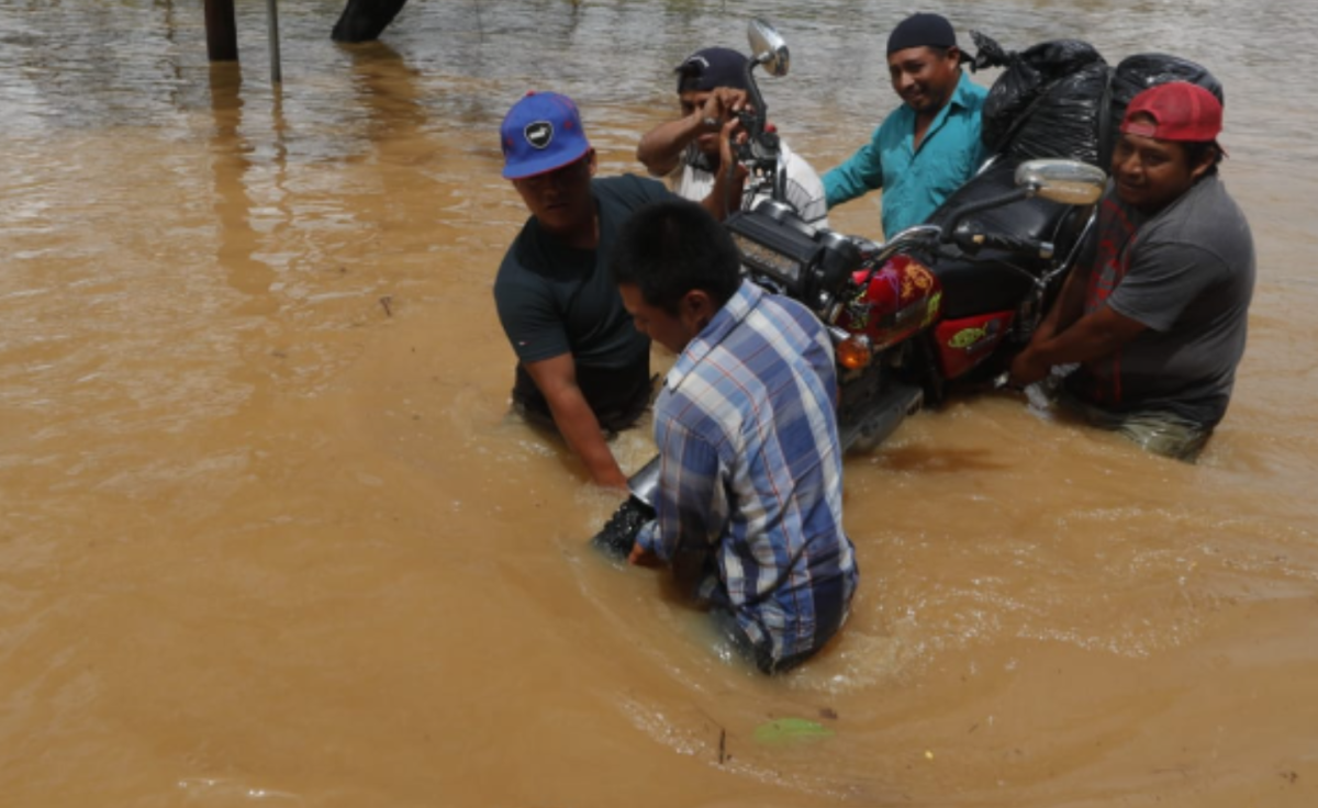 Depresión tropical Julia: Personas varadas y otras se movilizan en inundación de más de un kilómetro en ruta a Morales
