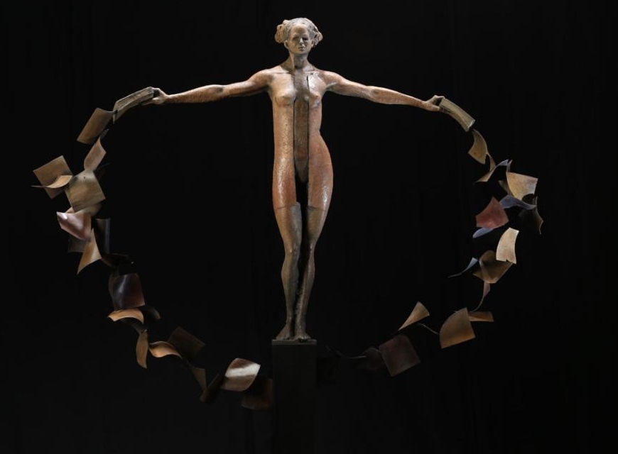 Relieves: la obra del escultor guatemalteco Max Leiva que presenta la suspensión del tiempo y el espacio