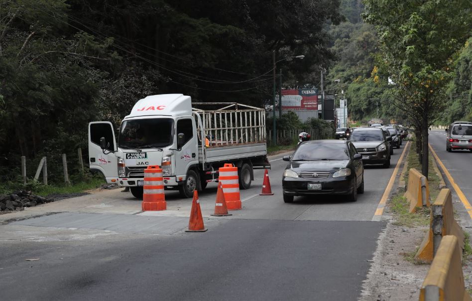 Los trabajos causan atascos vehiculares. (Foto Prensa Libre: Élmer Vargas)