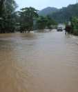 Las inundaciones registradas en Izabal este domingo 9 de octubre han causado daños en la infraestructura. (Foto Prensa Libre: Cruz Roja Guatemalteca)