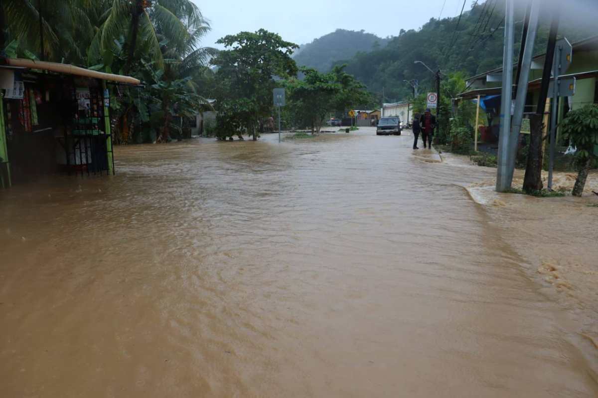 IMÁGENES: Lluvia de las últimas horas causa inundaciones en Izabal
