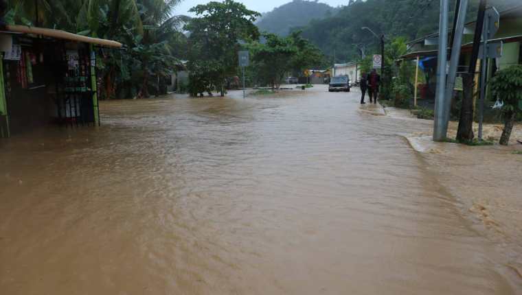 Las inundaciones registradas en Izabal este domingo 9 de octubre han causado daños en la infraestructura. (Foto Prensa Libre: Cruz Roja Guatemalteca)