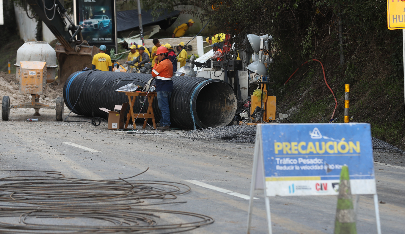 En el km 11.5 de la ruta a El Salvador ha habido cierres programados por las grietas que se formaron en el asfalto. (Foto Prensa Libre: Roberto López)