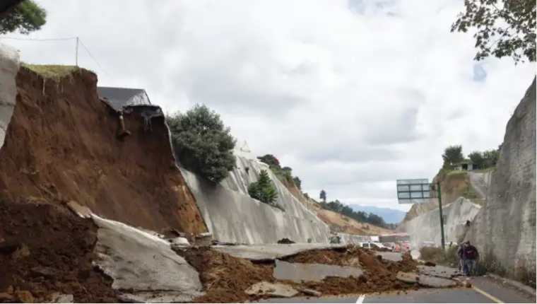 En el Libramiento de Chimaltenango ocurren varios derrumbes pero el gobierno asegura que no puede reparar la obra. (Foto Prensa Libre: Emy Sánchez) 