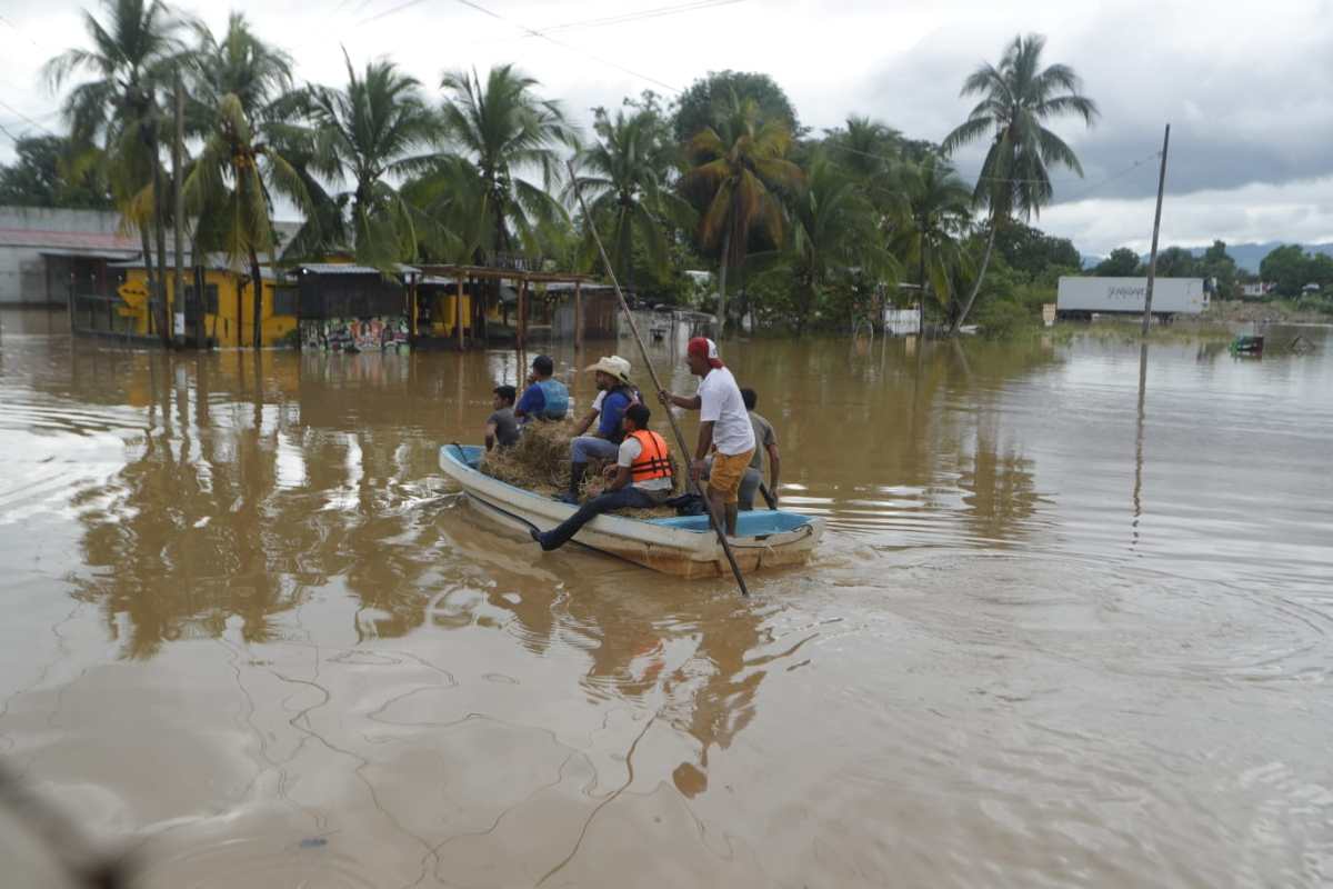 Depresión tropical Julia: las imágenes que muestran cómo pobladores huyen de las inundaciones causadas por ciclón