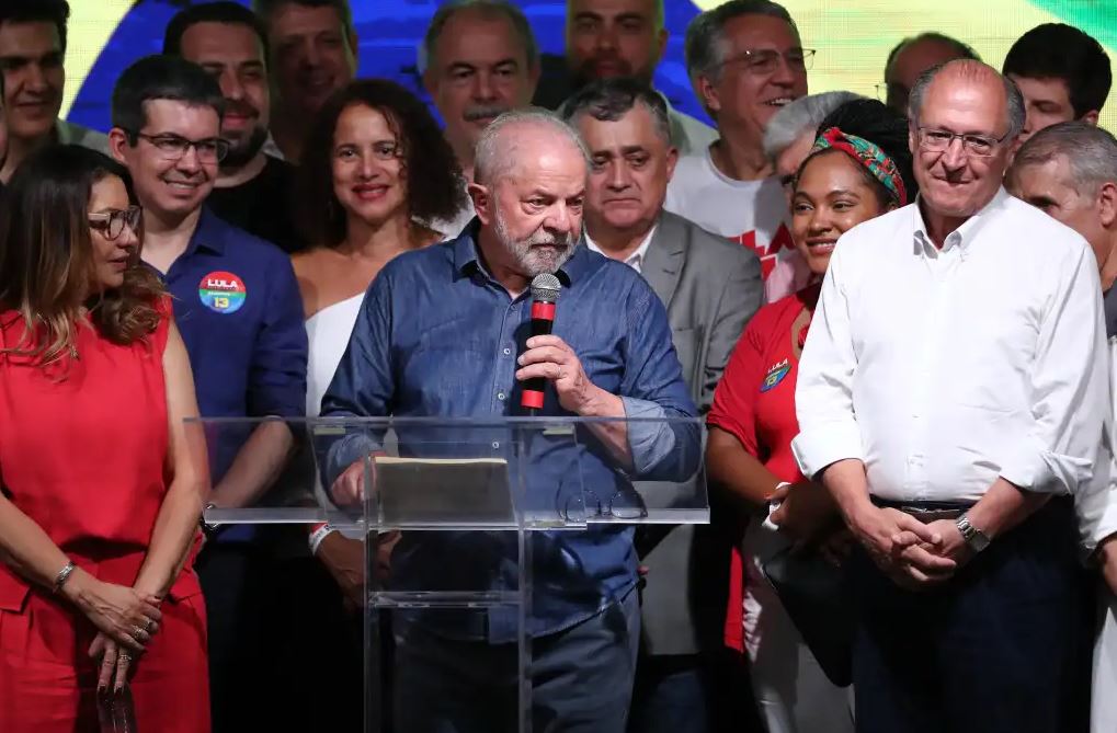 Lula da Silva (centro), ganador del balotaje en Brasil, da un discurso. (Foto Prensa Libre: EFE)