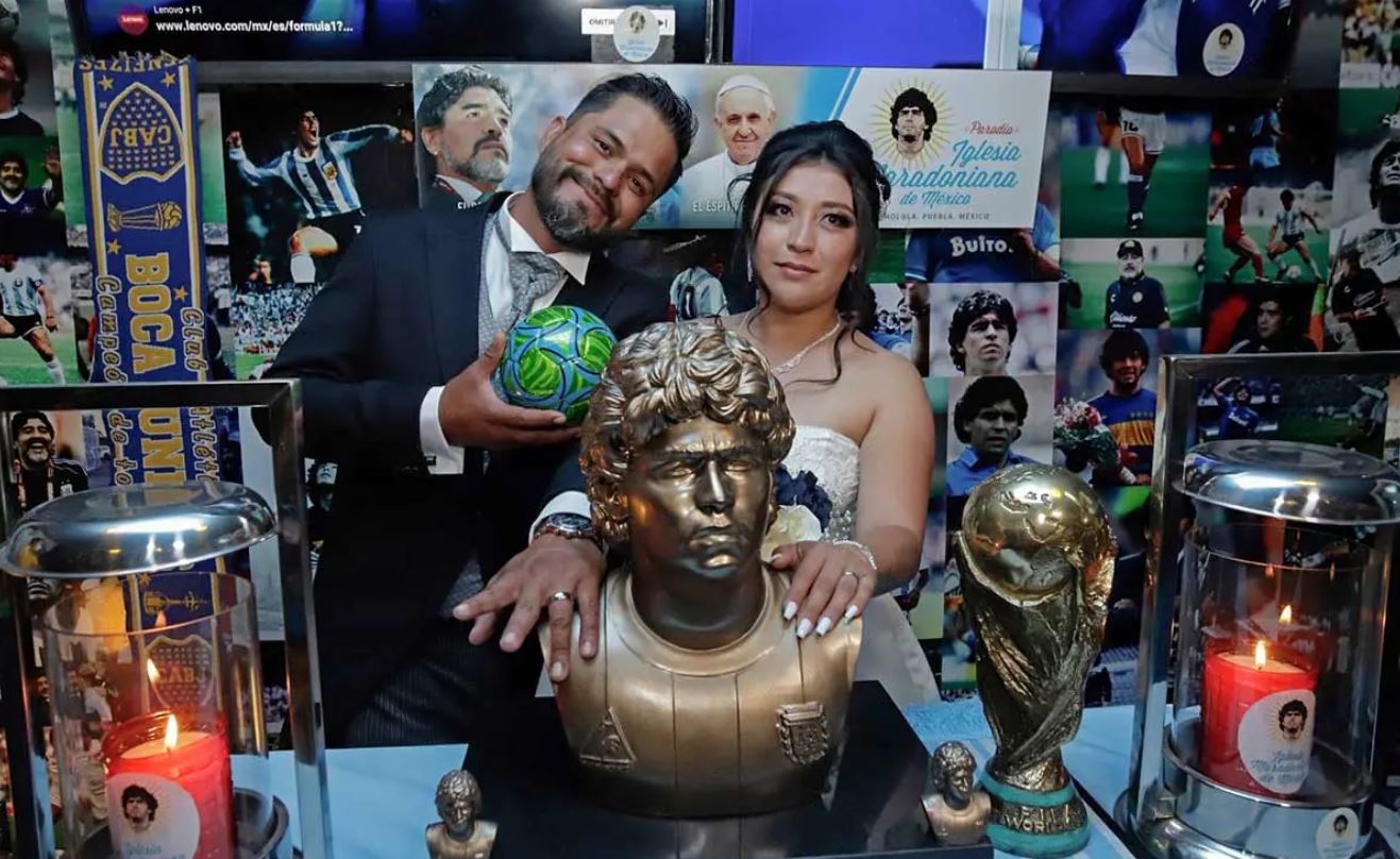 La feliz pareja dio el "sí" frente a la imagen del que muchos consideran el mejor futbolista de todos los tiempos: Diego Armando Maradona. (Foto Prensa Libre: Cortesía Cuartoscuro)