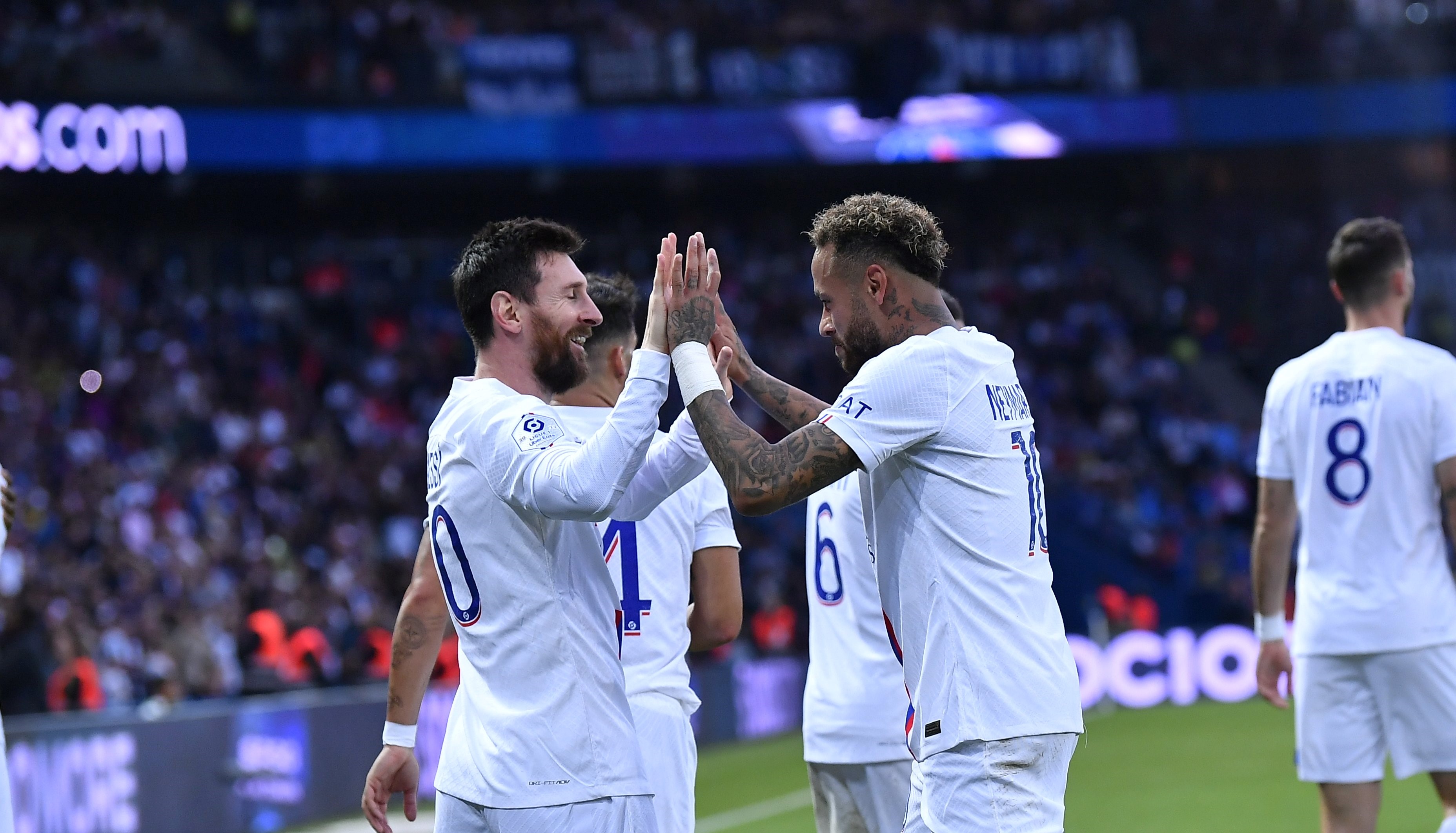 Leo Messi festeja con su compañero brasileño Neymar. (Foto Prensa Libre: PSG)