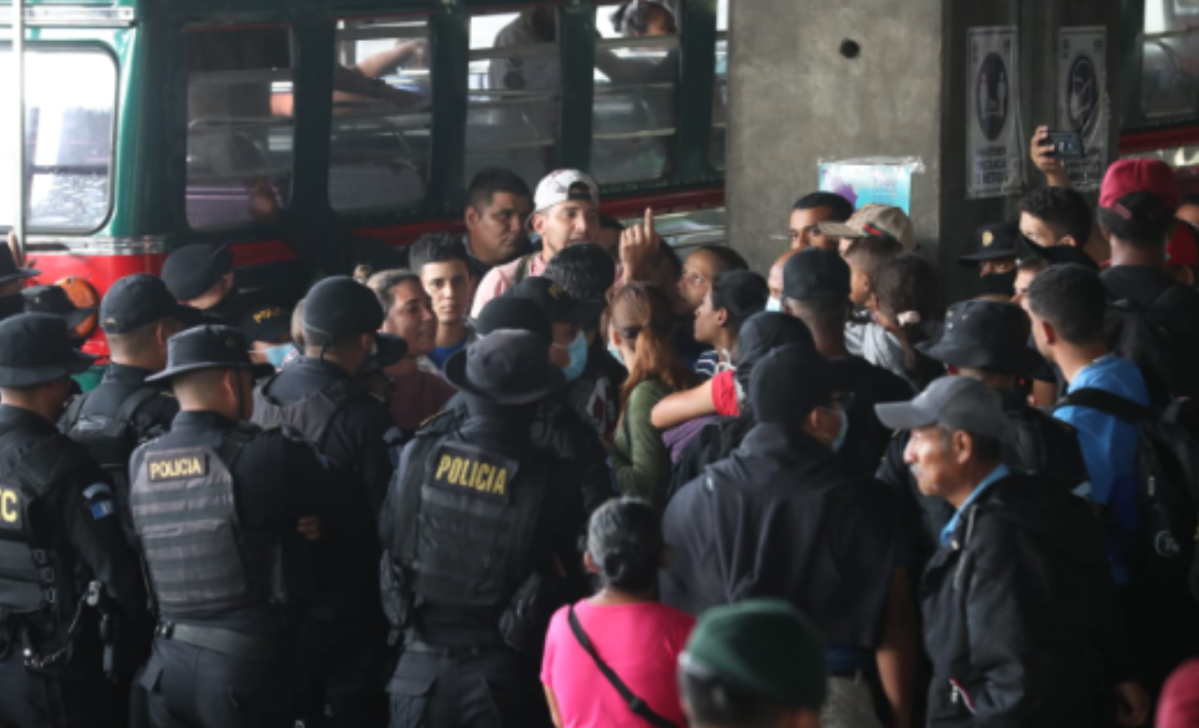 “Cuidado con el niño”: Quedan grabados los momentos de tensión entre migrantes venezolanos y autoridades en el Cenma