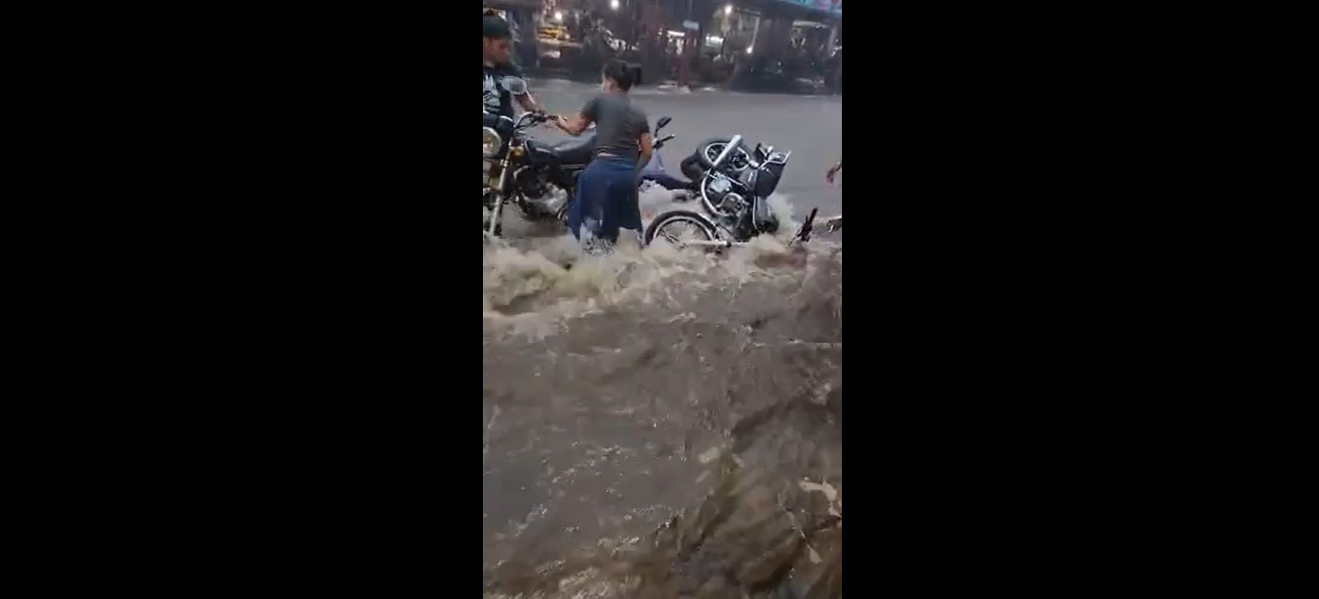 El desbordamiento del río Sis ha causado daños en Suchitepéquez. (Foto Prensa Libre: Facebook RadarGT)