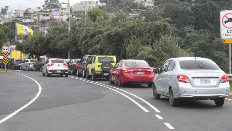  Continua los trabajos en el kilómetro 11.5 de carretera a El Salvador, donde se encontraron varias grietas. (Foto Prensa Libre: Érick Ávila) 