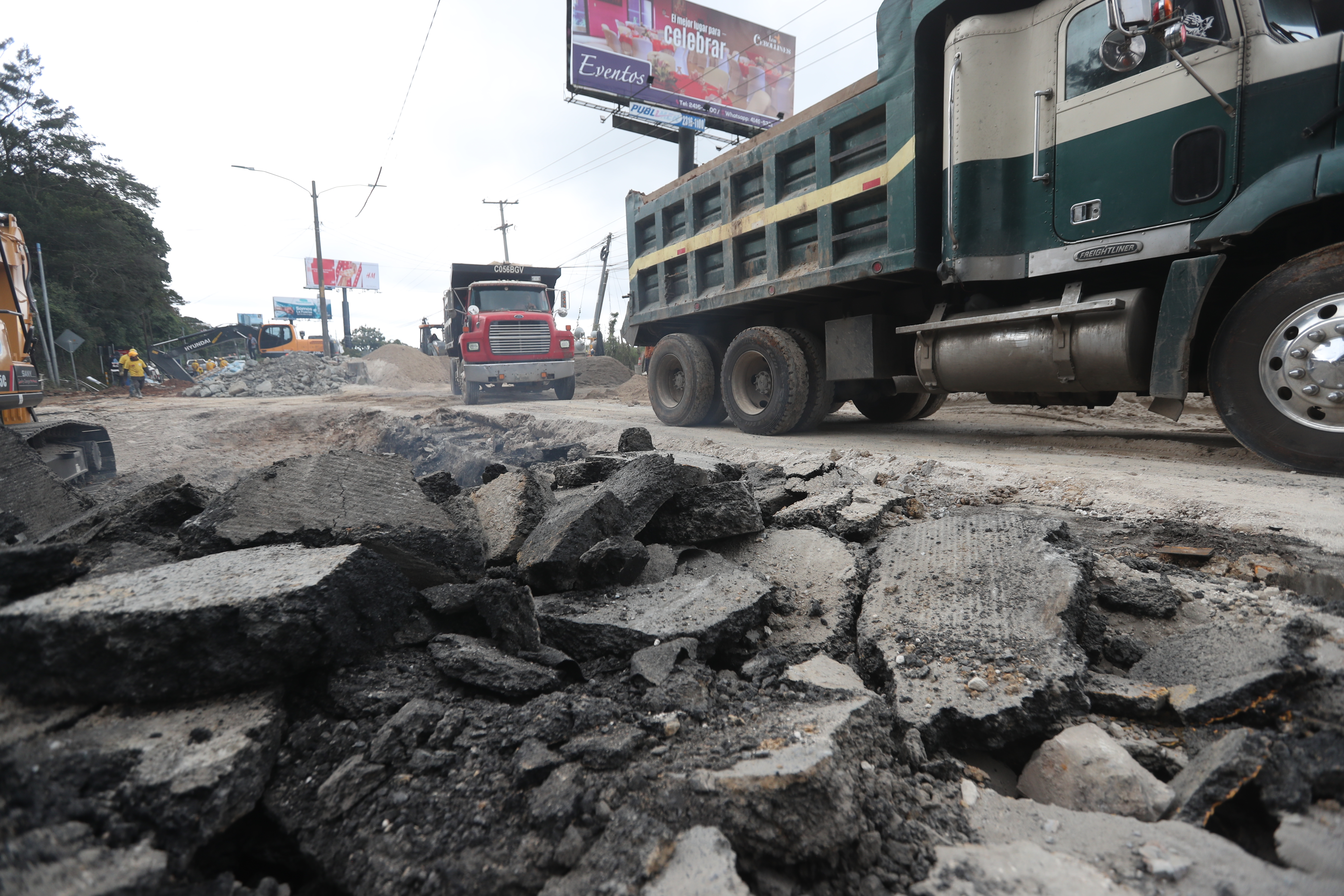 Hasta enero se retomarán los trabajos en carretera a El Salvador en el kilometro 11.5 donde se observaron varias grietas. (Foto Prensa Libre: Erick Ávila)