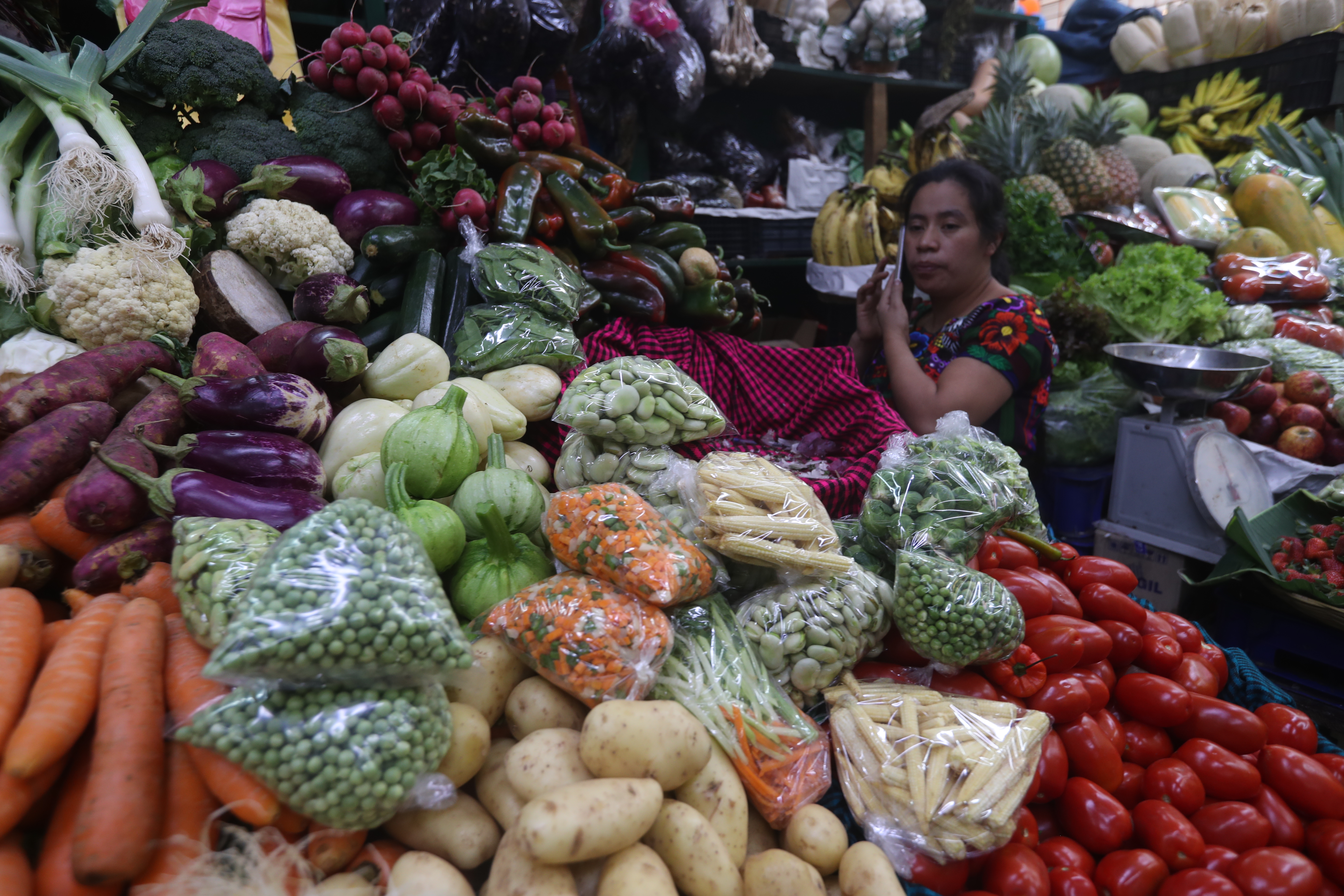 El alza del precio de los insumos agroquímicos, el aumento del costo de la mano de obra y el aumento en los combustibles han incidido inciden en el encarecimiento de los vegetales, las frutas y legumbres. (Foto Prensa Libre: Hemeroteca PL).