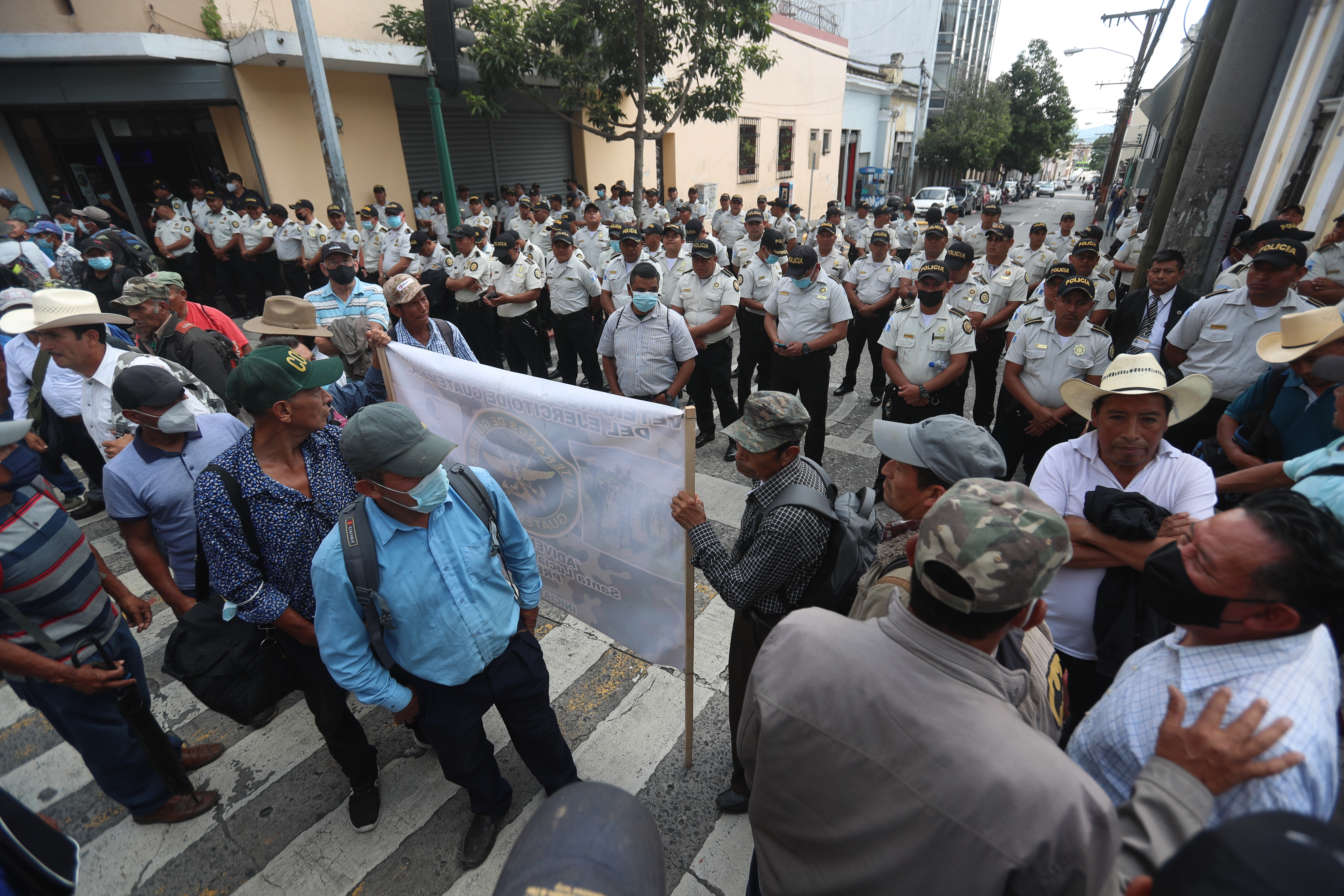 Solo algunos veteranos militares celebraron la aprobación de una ley que les da una compensación de Q36 mil en cuatro años. Otros la rechazaron y dijeron que podrían boicotear las elecciones de 2023. (Foto Prensa Libre: Juan Diego González).