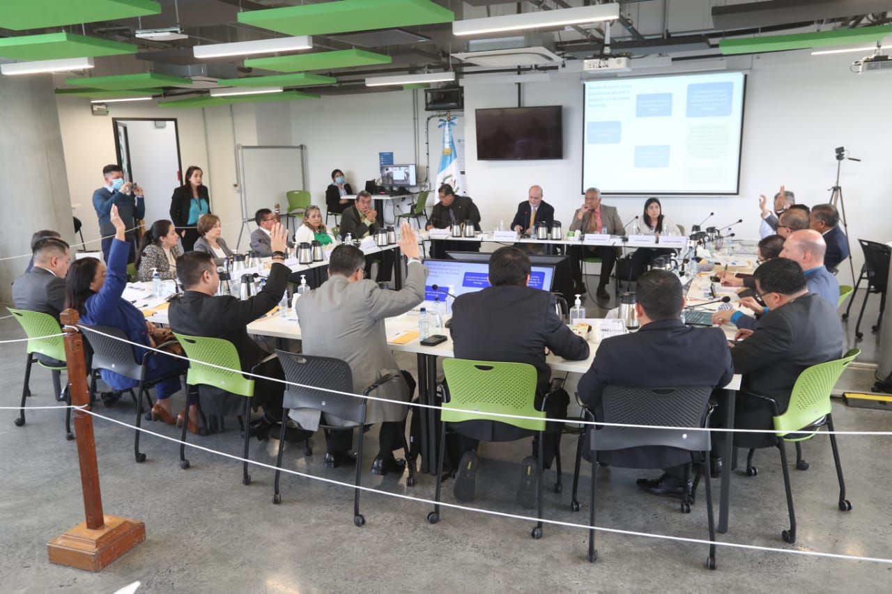 Los comisionados han tenido diferentes criterios en votaciones clave, pero la sesión de este jueves podría ser de las más reñidas, a criterio de analistas. Fotografía: Prensa Libre (Erick Ávila). 