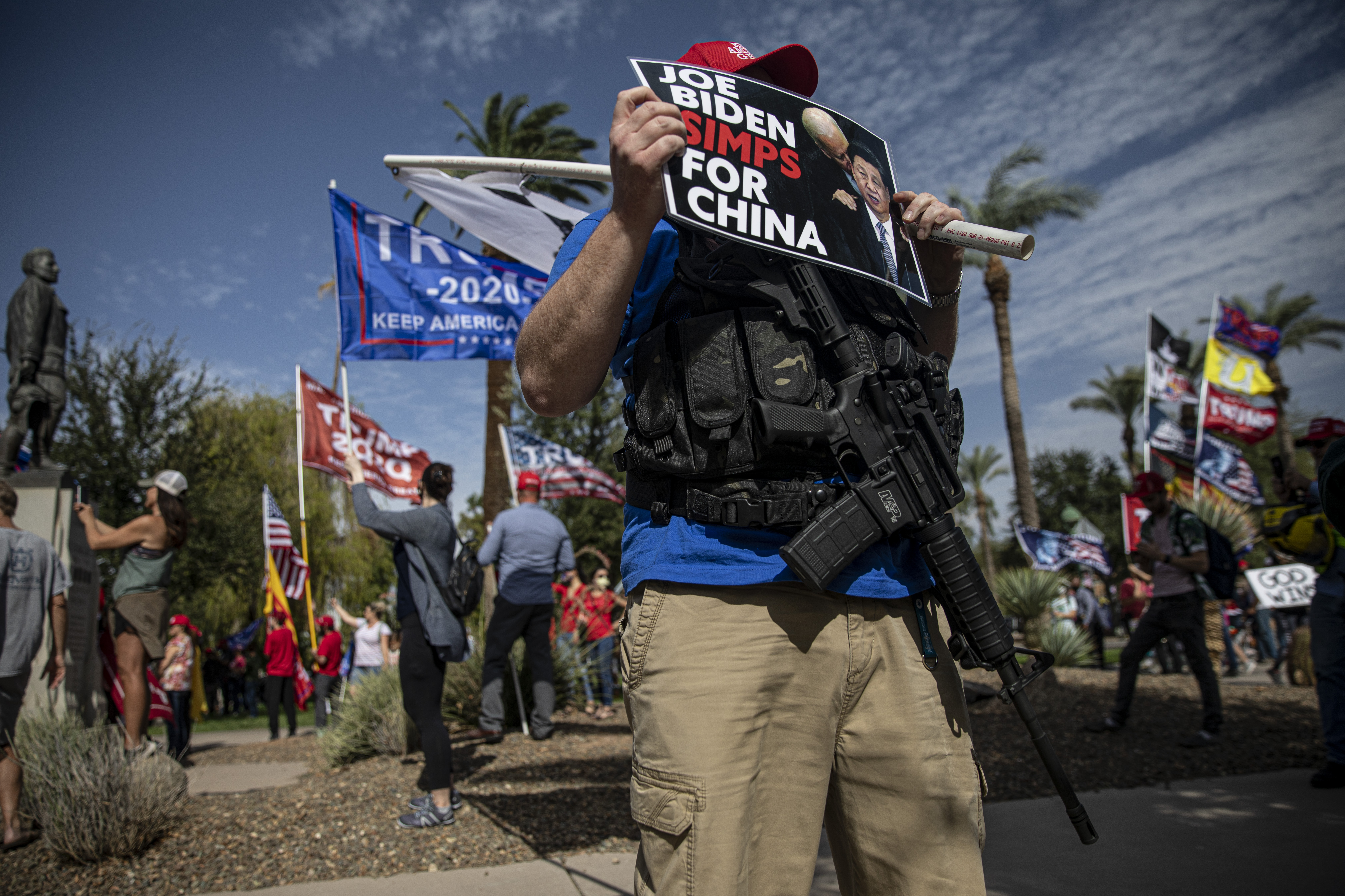 Partidarios de Donald Trump protestan por el resultado de las elecciones en el Capitolio del Estado de Arizona, en Phoenix, el 7 de noviembre de 2020. (Foto Prensa Libre: Adriana Zehbrauskas/The New York Times)