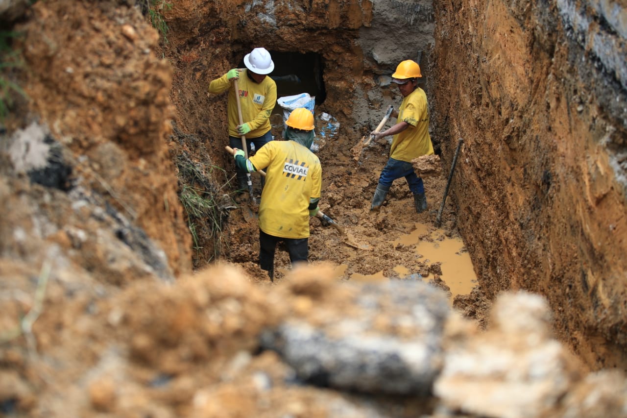 Trabajadores de Covial retiran sedimento de las tuberías. (Foto Prensa Libre: Carlos Hernández)