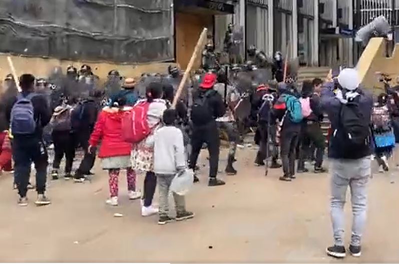Videos: protesta de pueblos indígenas en Colombia termina en enfrentamiento con la policía antidisturbios